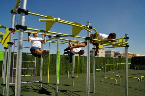 Los beneficios de entrenar en un parque de barras calistenia al aire libre